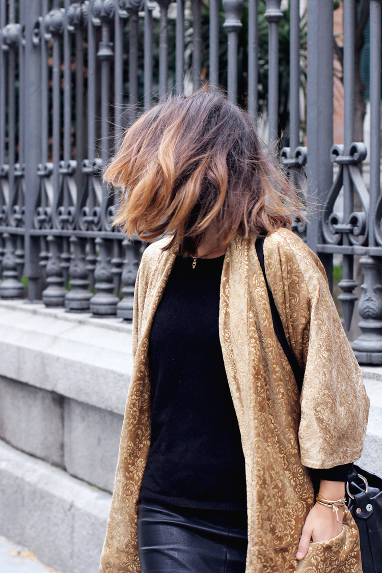 velvet_kimono-leather_skirt-black_and_gold-outfit-street_style-9