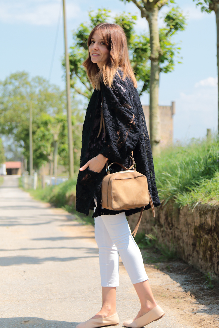 look-primavera-verano-kimono-azul-blanco-rosa